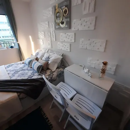 With Pool View, Sunny Apartment *